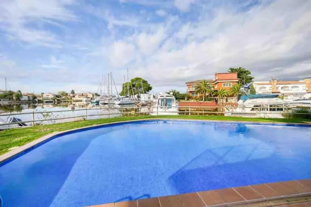 Appartement 2 Chambres Avec 3 Piscines Et Parking Gratuit Roses 0*,  Spain